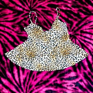 Animal print crop-top.